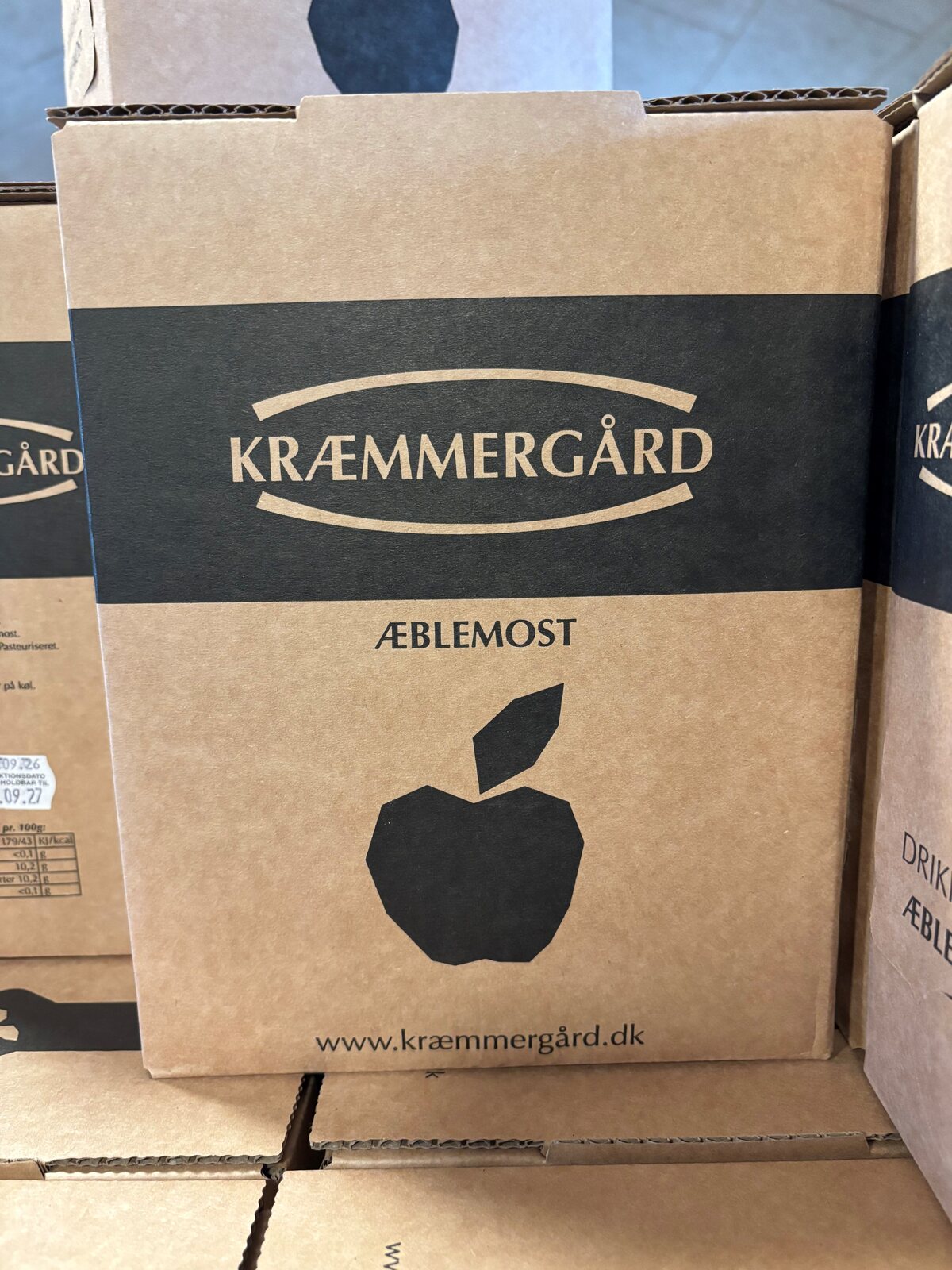 Kasser med Kræmmergårds æblemost
